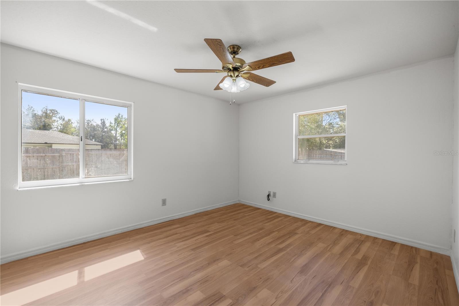 Image 24 of 39 For 15998 27th Avenue Road