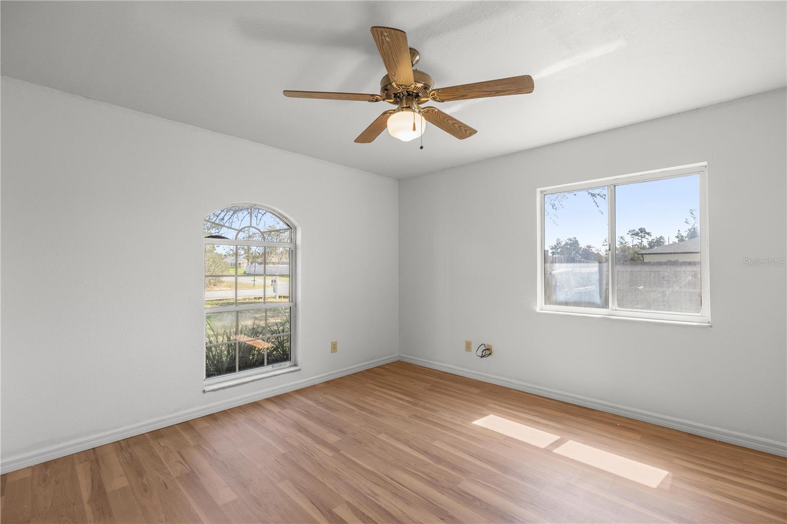 Image 27 of 39 For 15998 27th Avenue Road