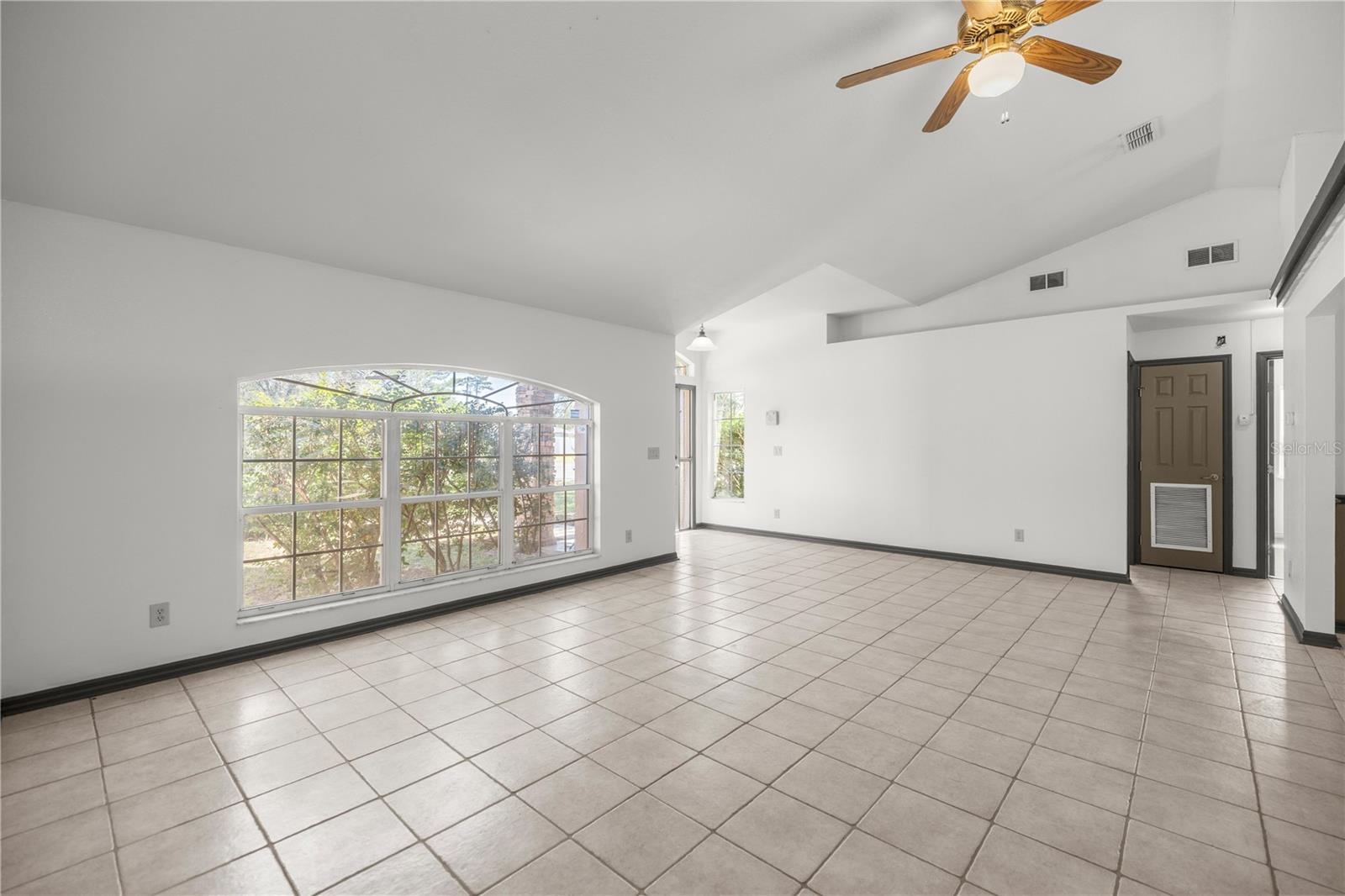 Image 8 of 39 For 15998 27th Avenue Road