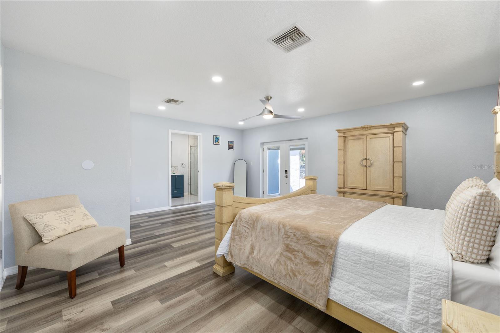 Image 14 of 35 For 10350 43rd Court