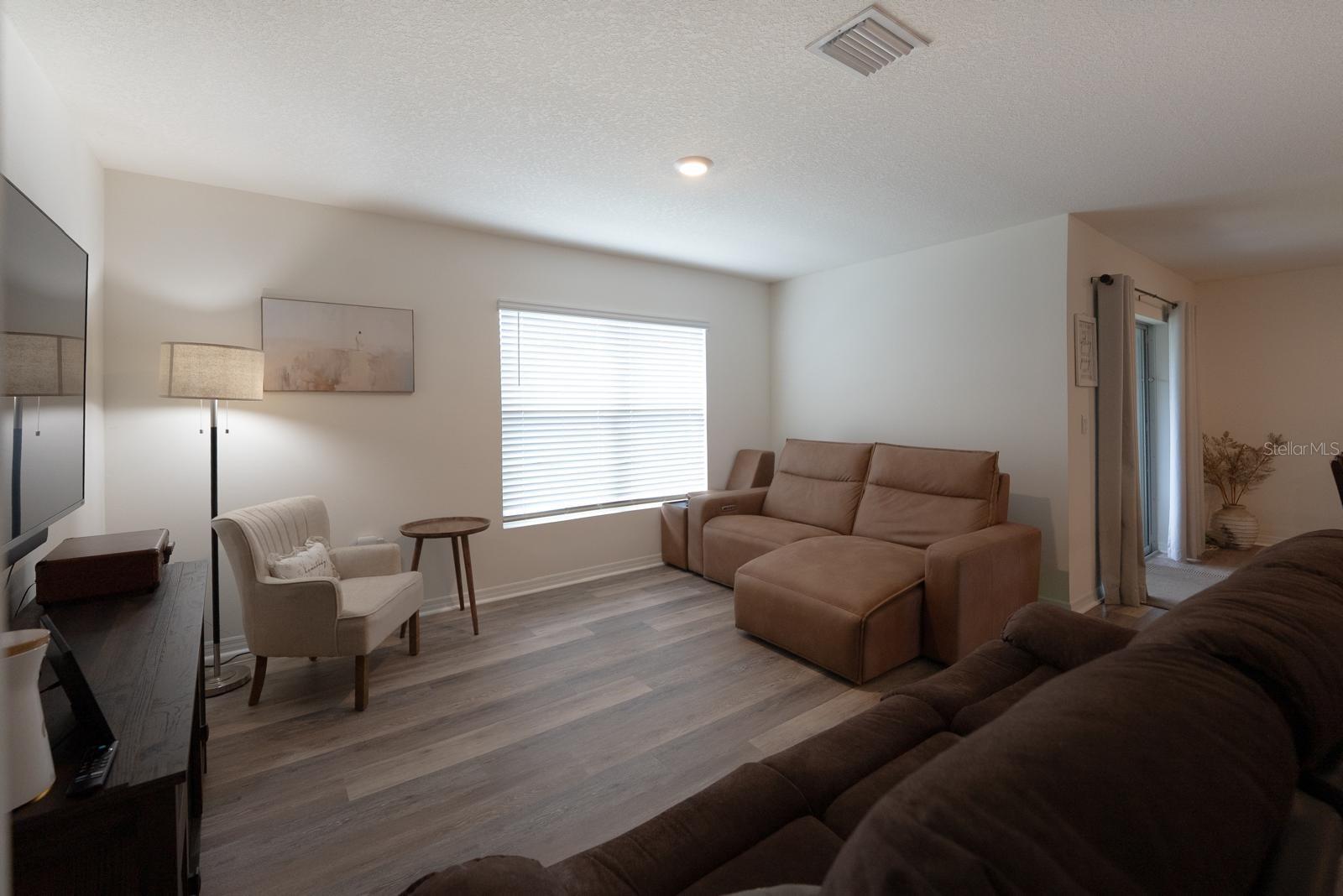 Listing photo id 2 for 5034 88th Street