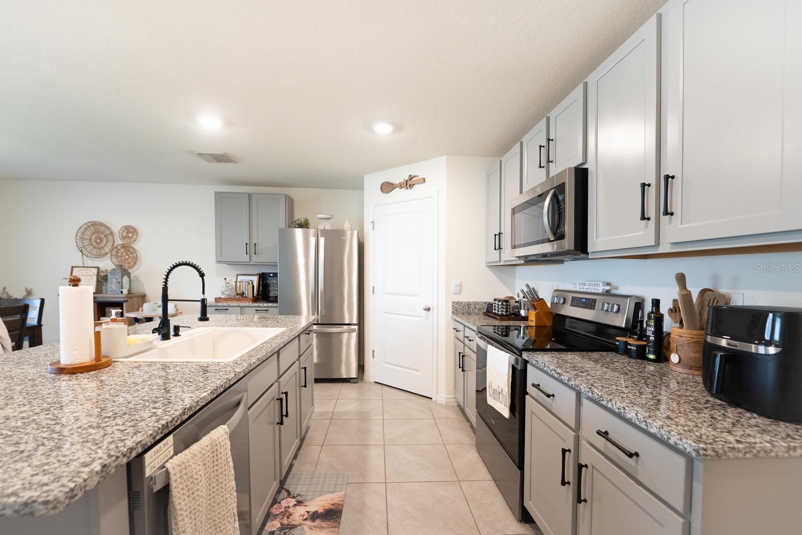 Listing photo id 3 for 5034 88th Street