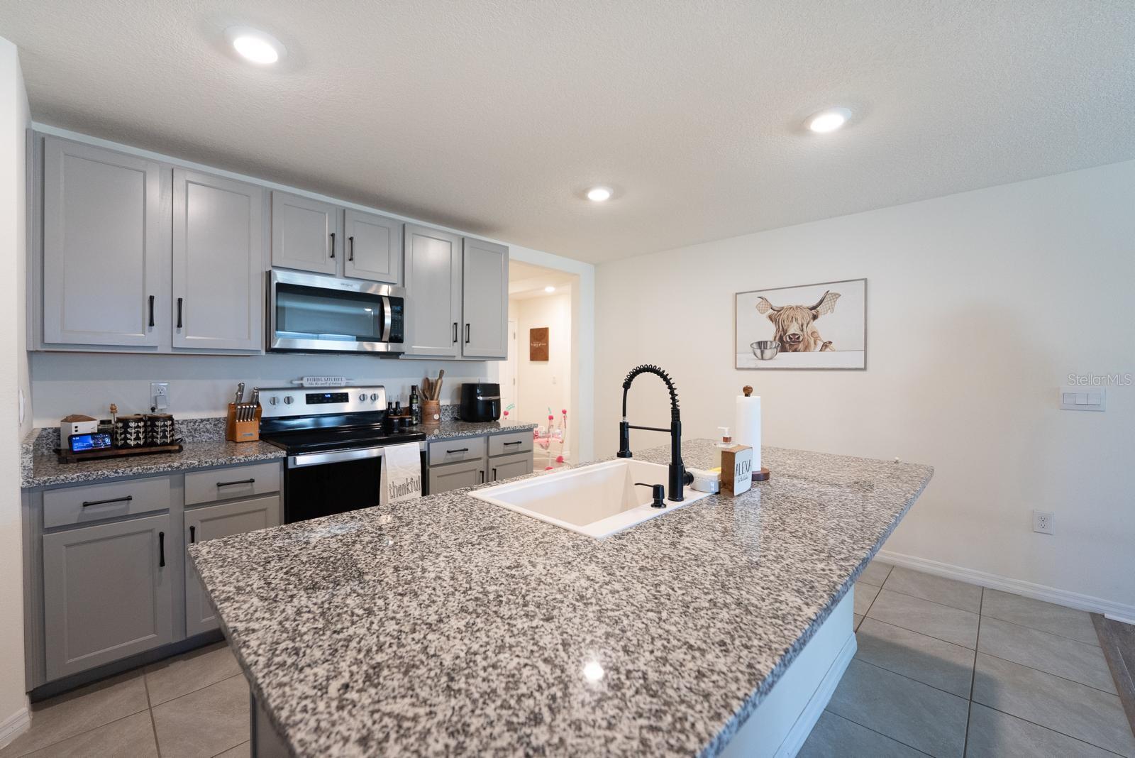 Listing photo id 4 for 5034 88th Street