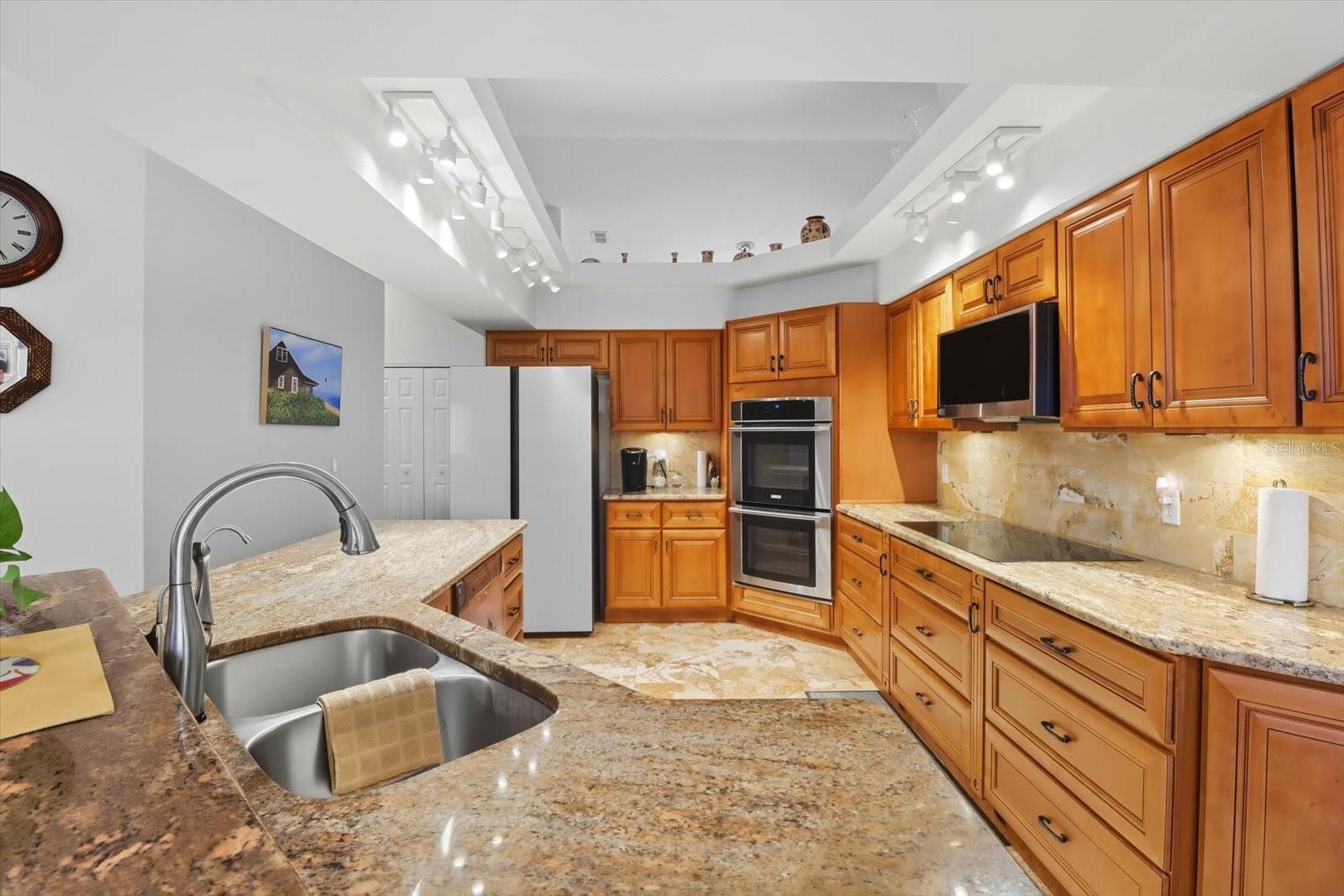 Listing photo id 2 for 65 Leafland Point