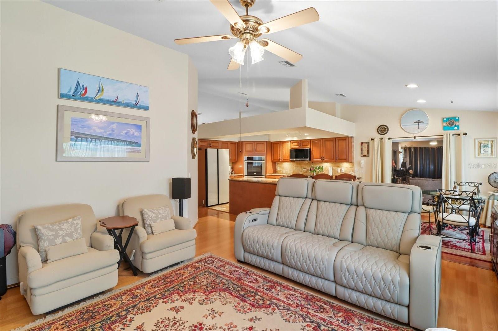 Listing photo id 3 for 65 Leafland Point