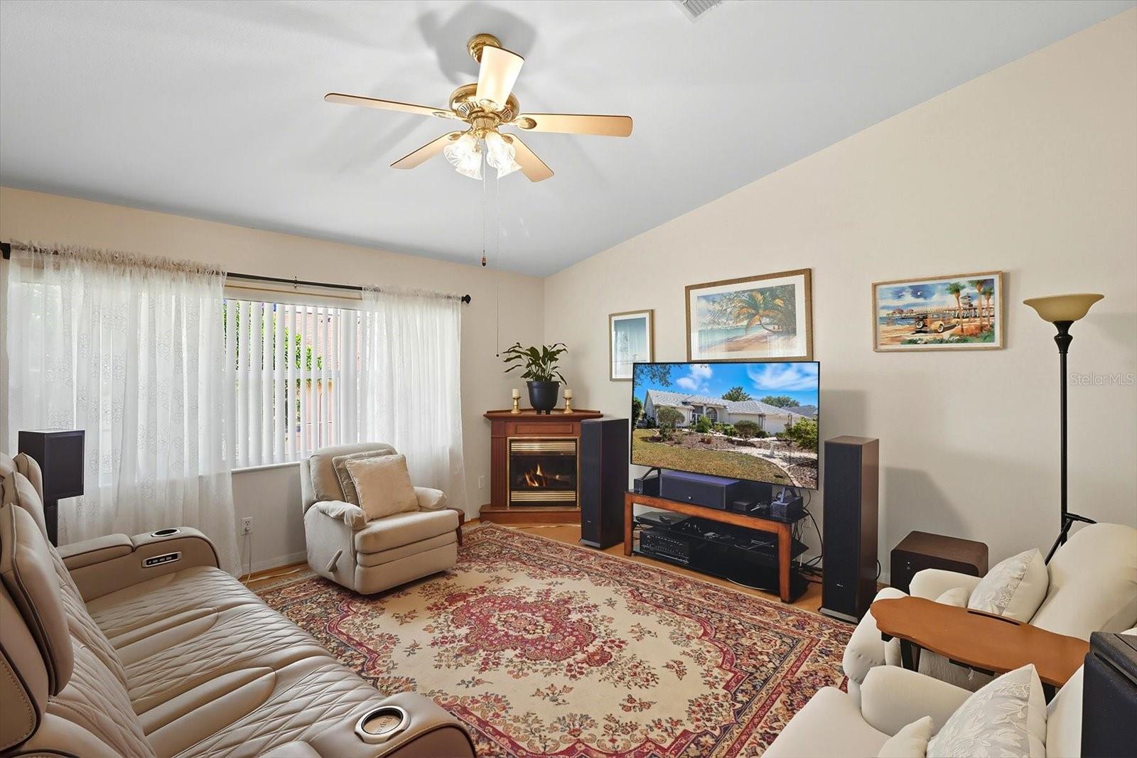 Listing photo id 4 for 65 Leafland Point