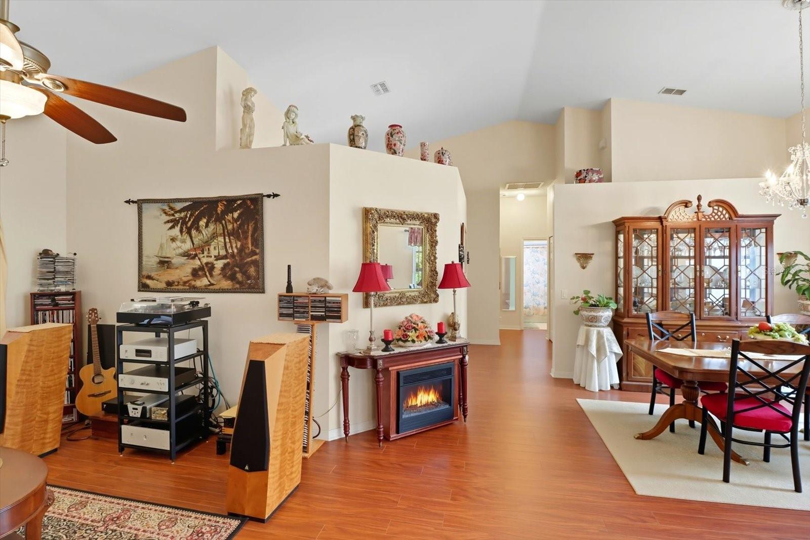 Listing photo id 5 for 65 Leafland Point