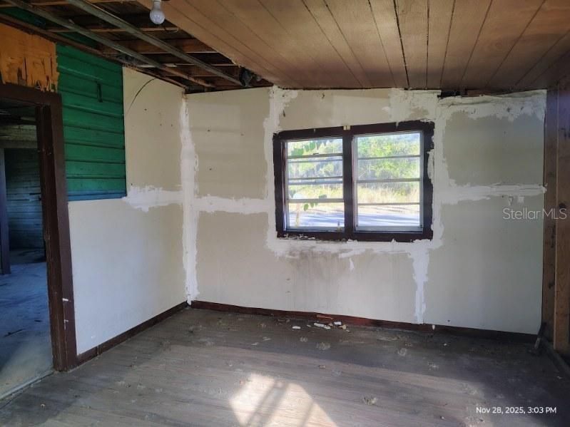 Image 11 of 22 For 823 Warner Avenue