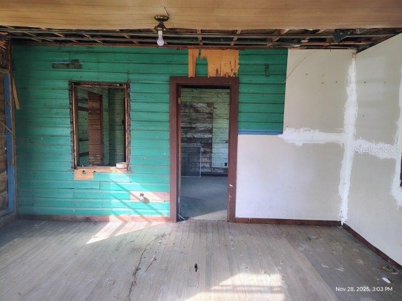 Image 9 of 22 For 823 Warner Avenue