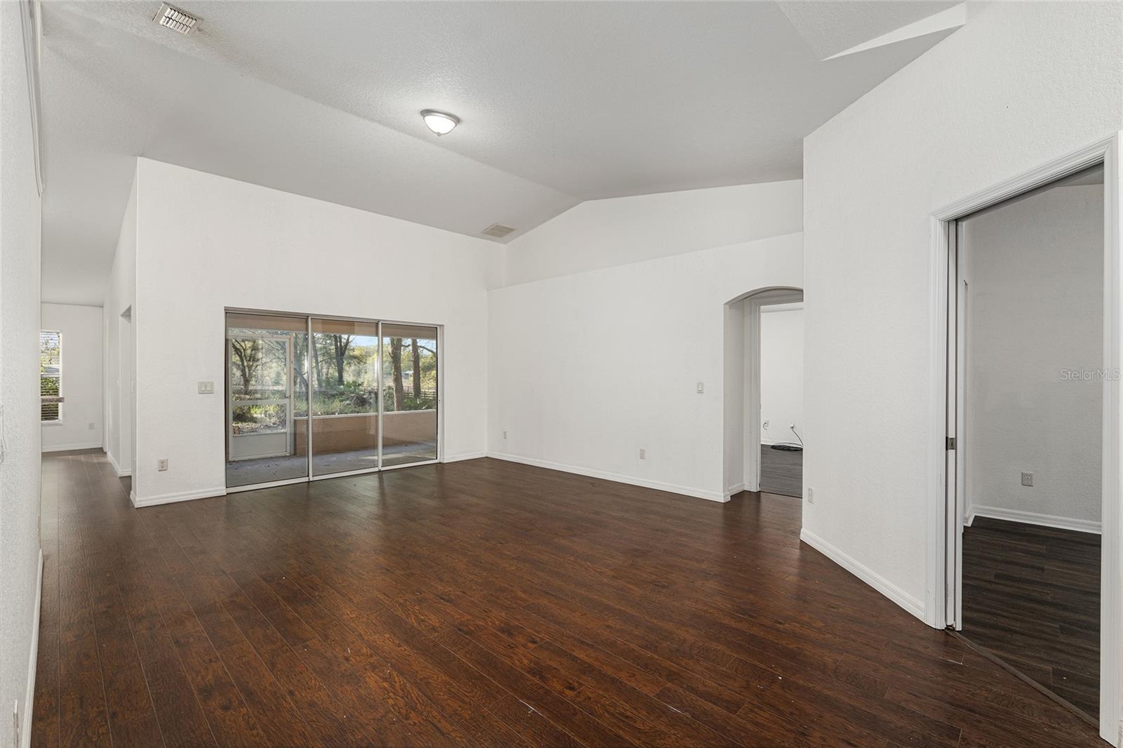 Image 17 of 91 For 14650 1st Avenue Road