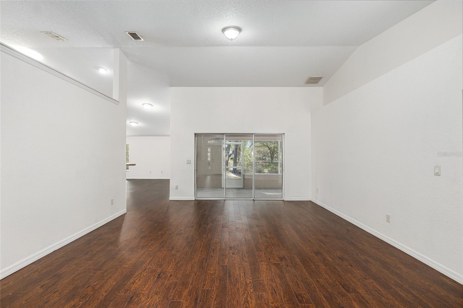 Image 18 of 91 For 14650 1st Avenue Road