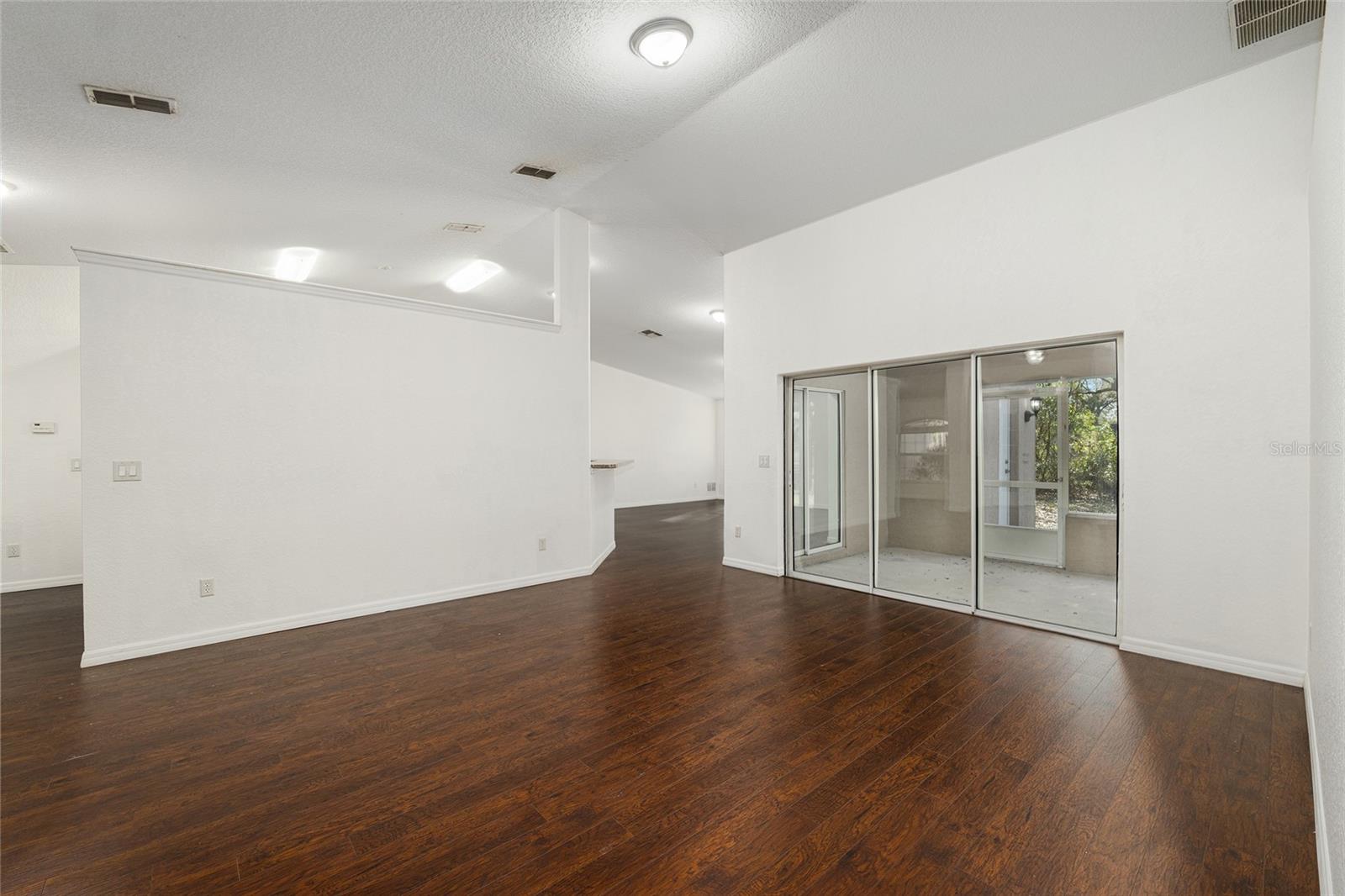 Image 19 of 91 For 14650 1st Avenue Road