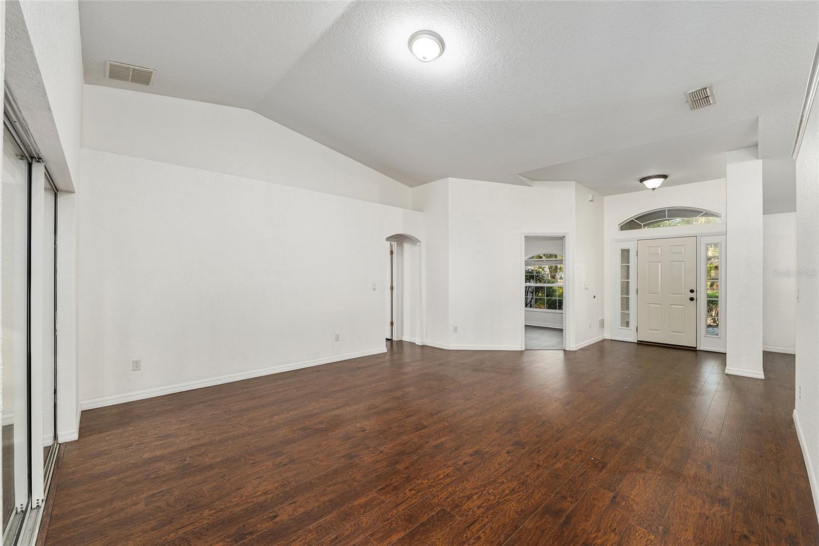 Image 21 of 91 For 14650 1st Avenue Road