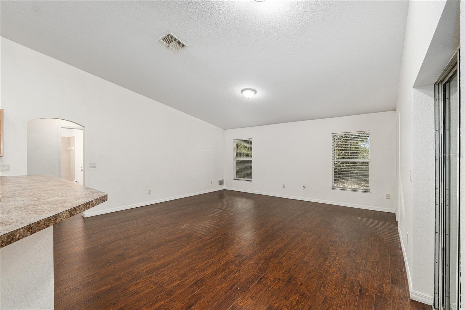 Image 22 of 91 For 14650 1st Avenue Road