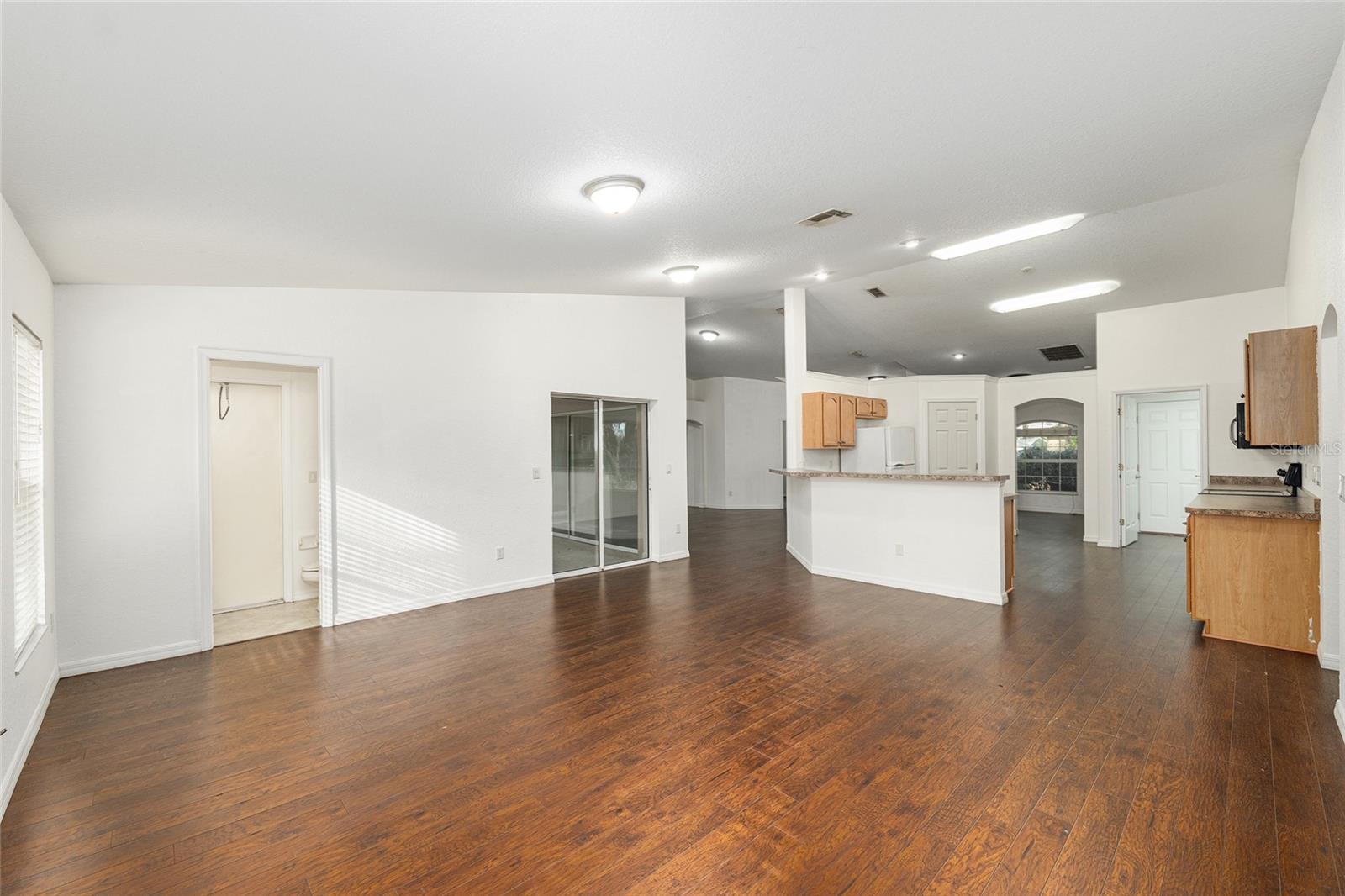 Image 24 of 91 For 14650 1st Avenue Road