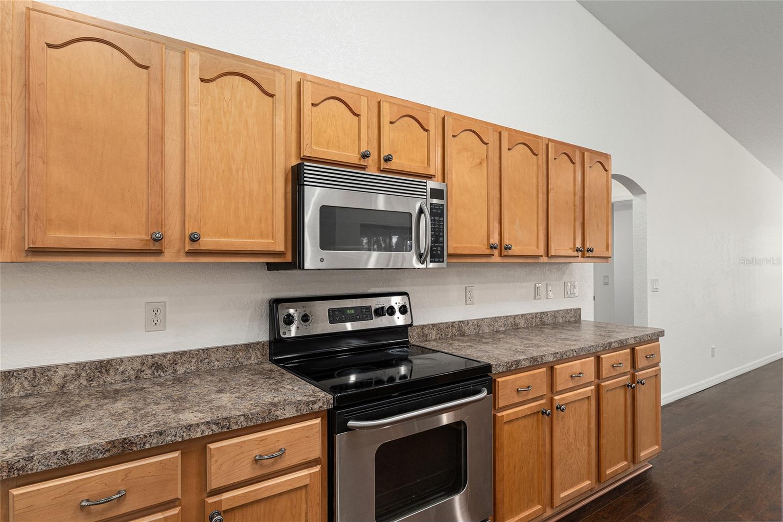 Image 33 of 91 For 14650 1st Avenue Road