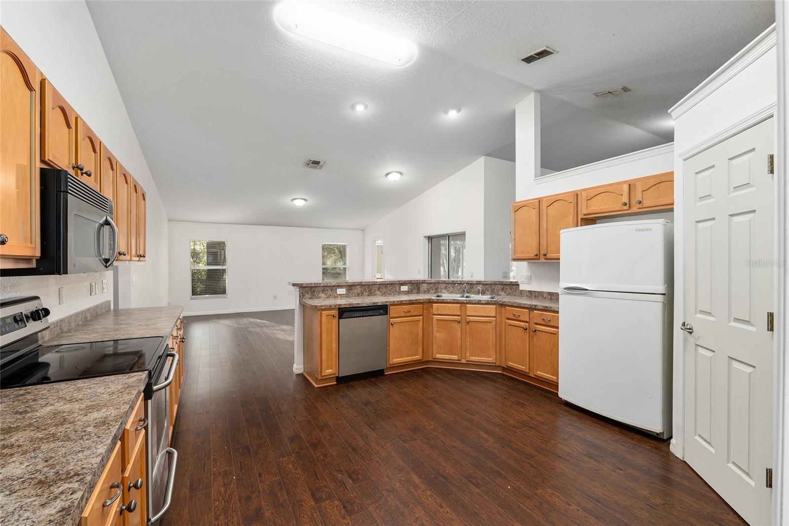 Image 34 of 91 For 14650 1st Avenue Road