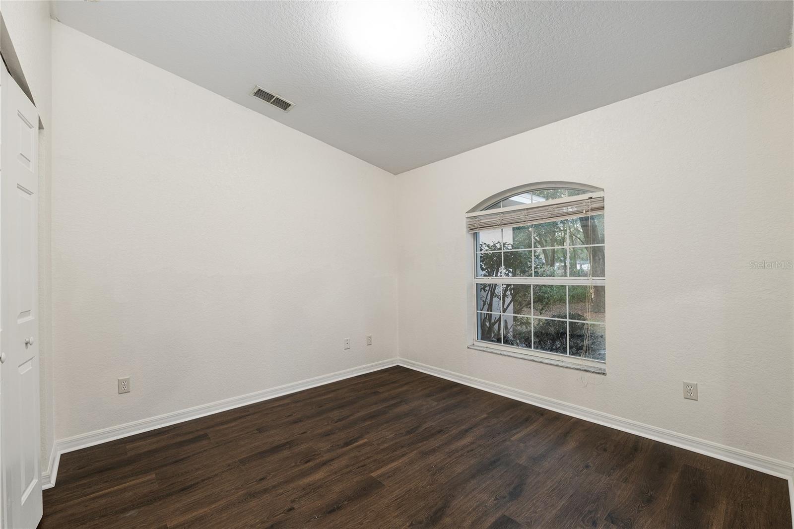 Image 60 of 91 For 14650 1st Avenue Road