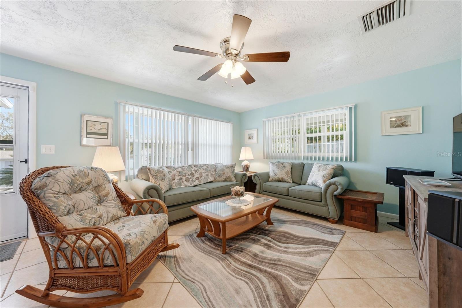 Image 6 of 45 For 6 Oak Hollow Drive