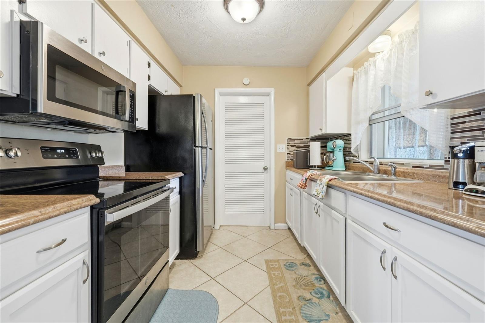 Image 8 of 45 For 6 Oak Hollow Drive