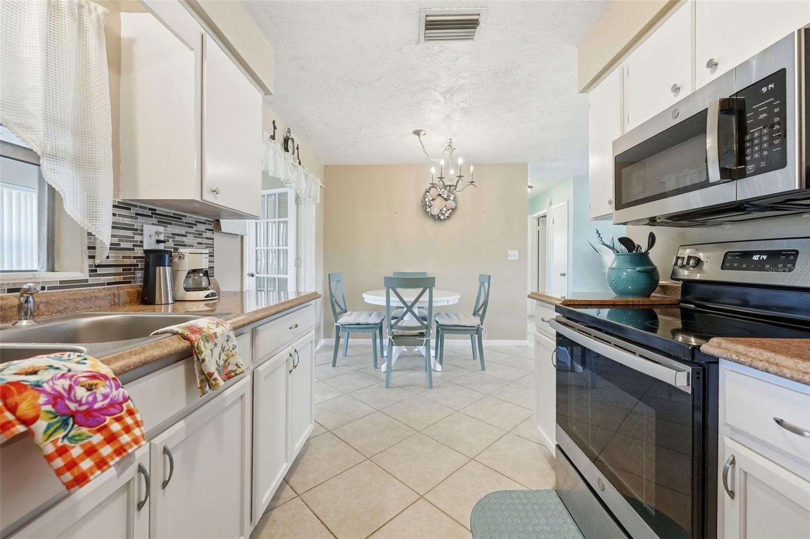 Image 9 of 45 For 6 Oak Hollow Drive