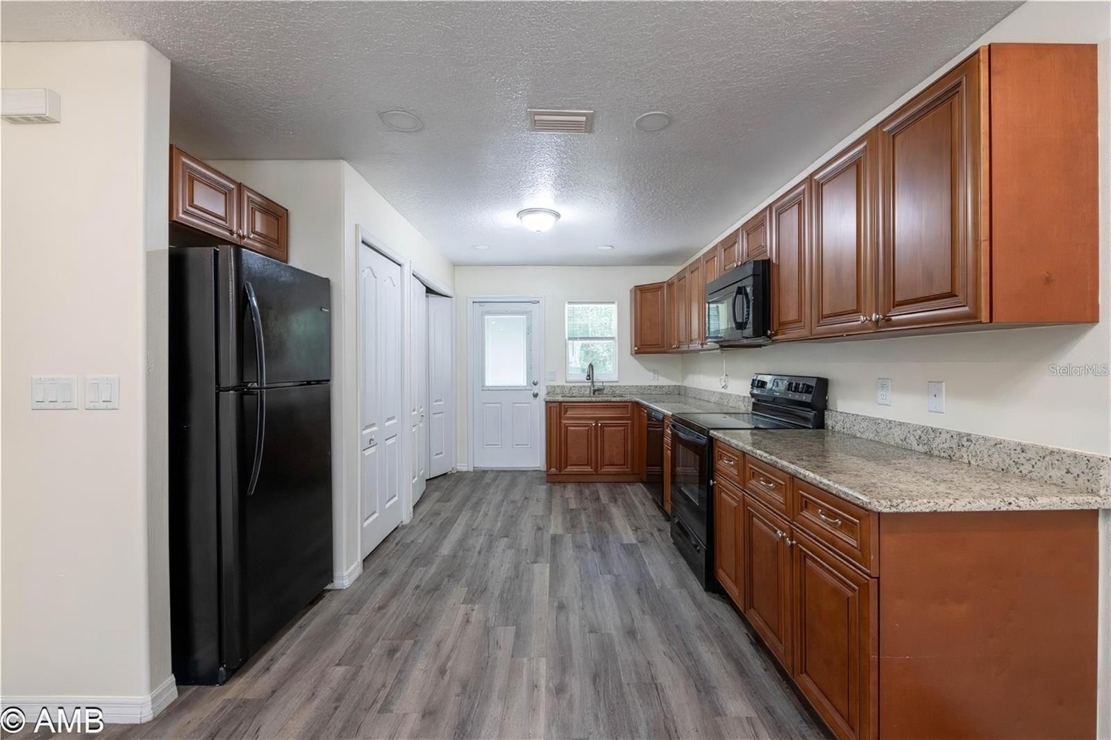 Image 3 of 9 For 9374 Peachtree Way