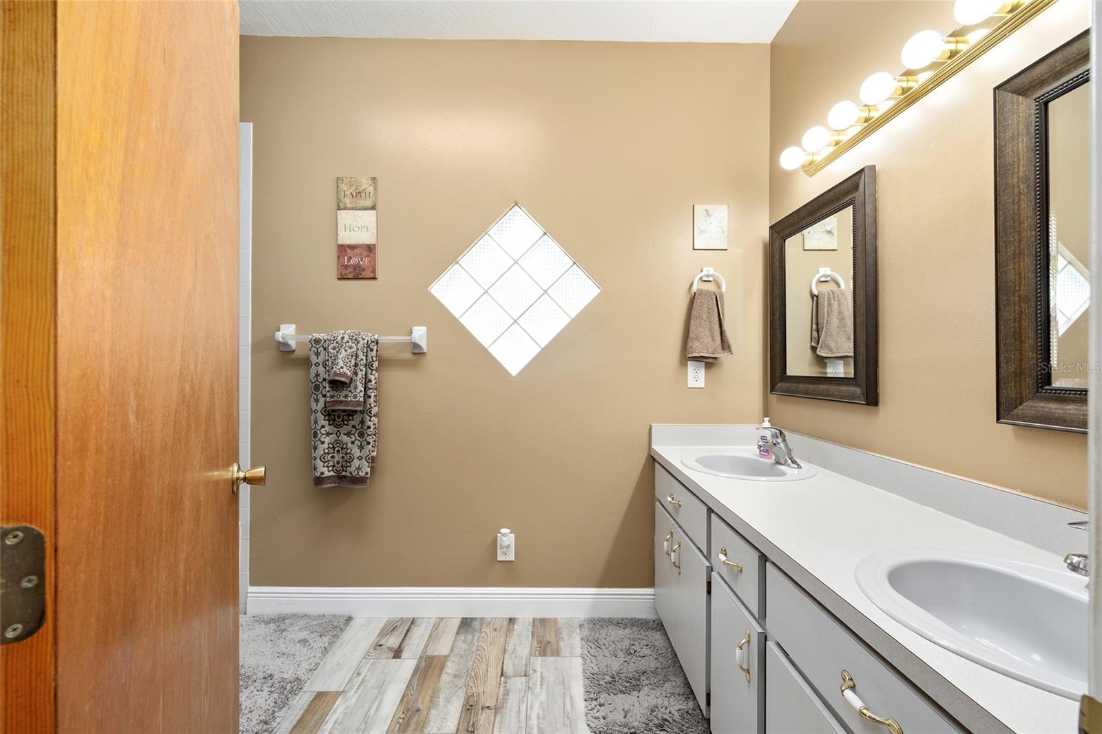 Image 18 of 48 For 5985 Gulf To Lake Highway