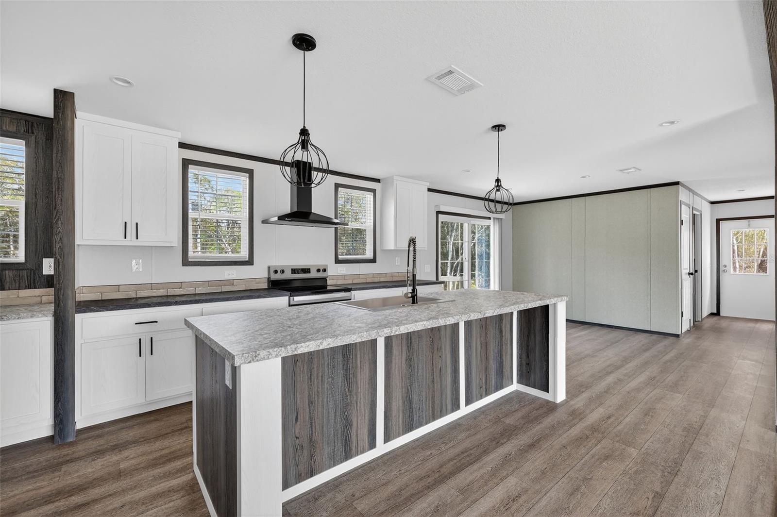 Image 17 of 37 For 16381 57th St