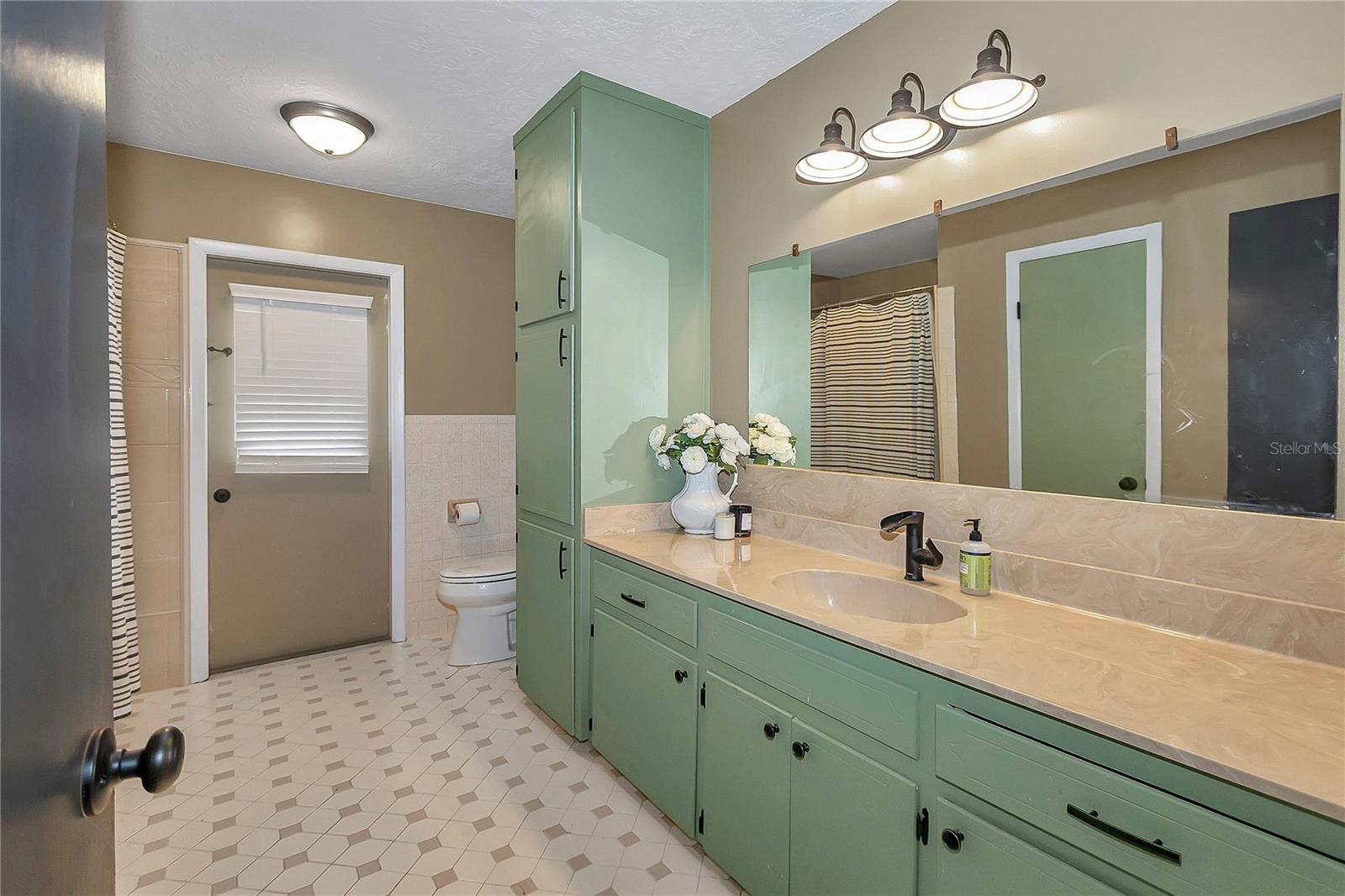 Image 24 of 56 For 1152 42nd Avenue