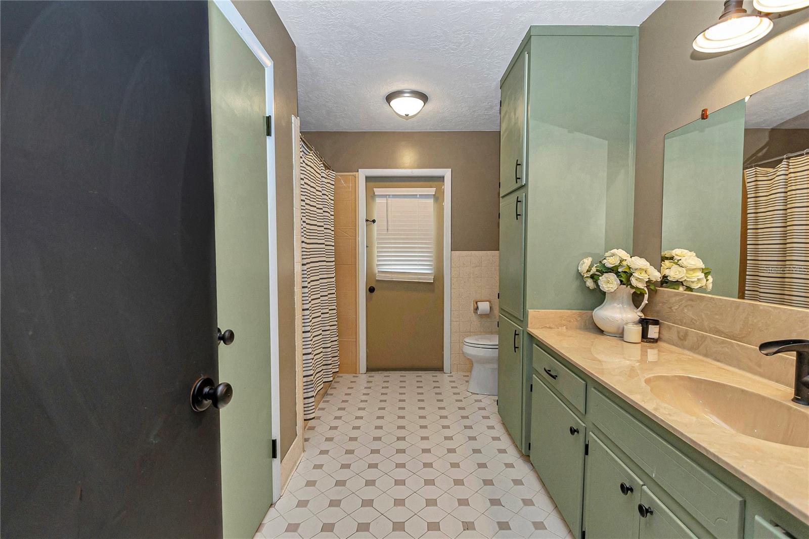 Image 25 of 56 For 1152 42nd Avenue