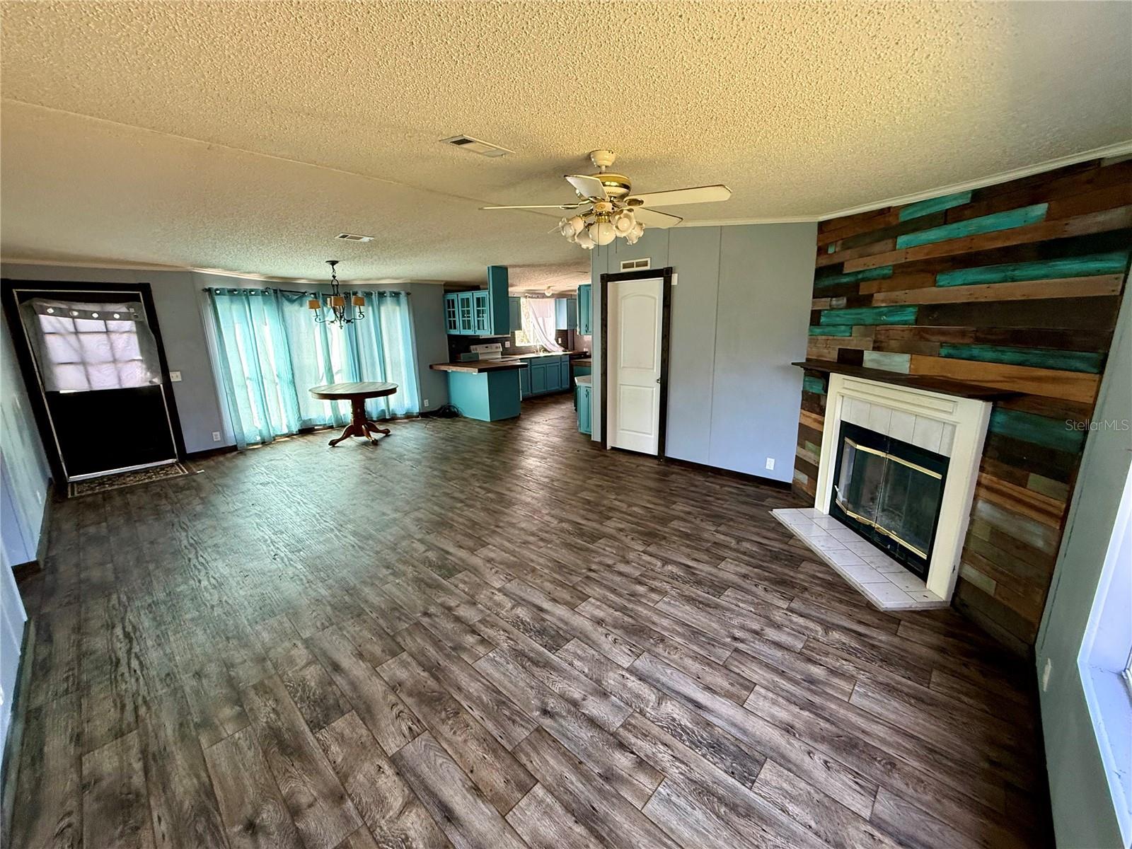 Listing photo id 2 for 15275 238th Street