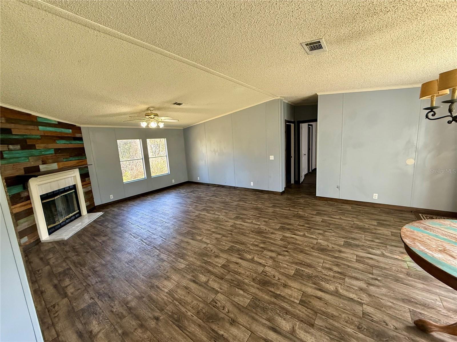 Listing photo id 3 for 15275 238th Street