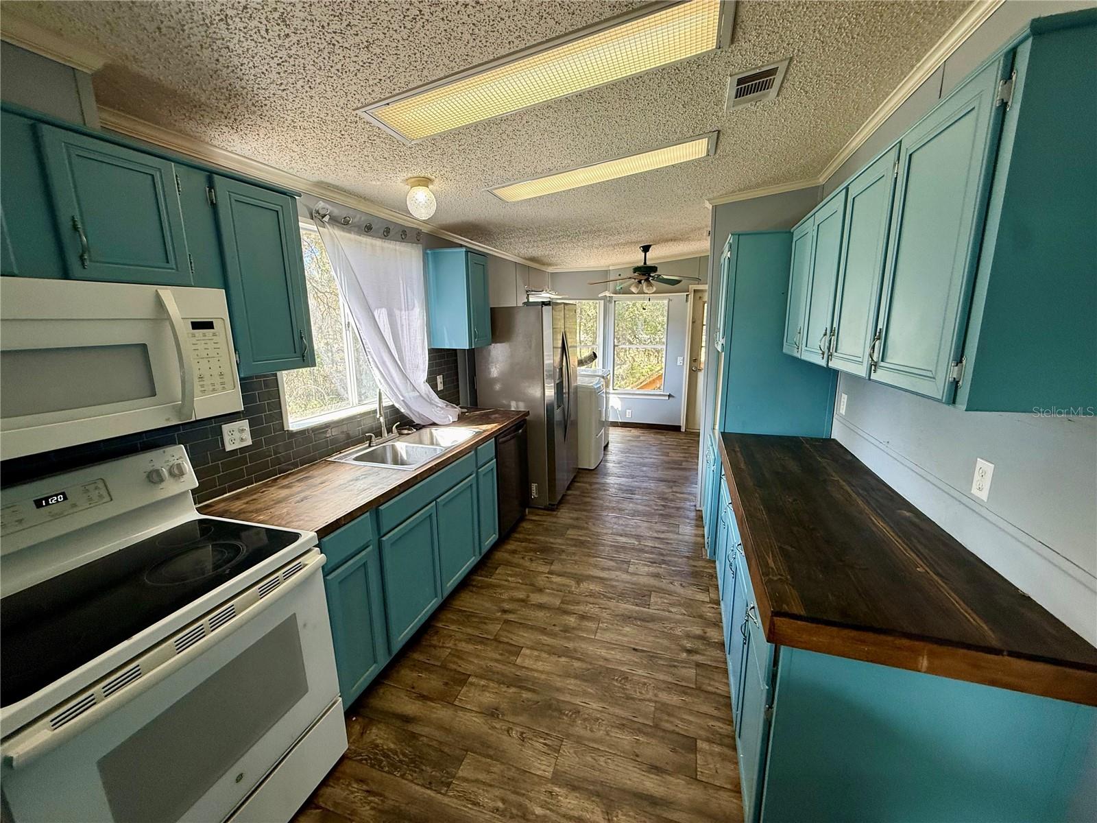 Listing photo id 5 for 15275 238th Street