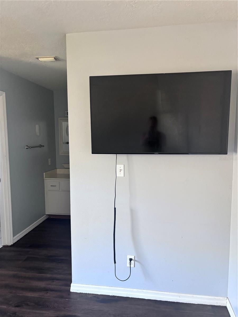 Image 11 of 21 For 420 52nd Court