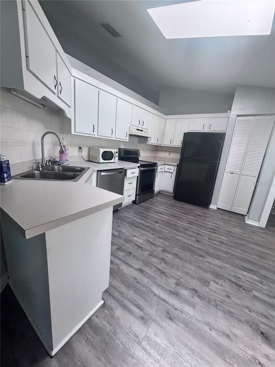 Image 14 of 21 For 420 52nd Court