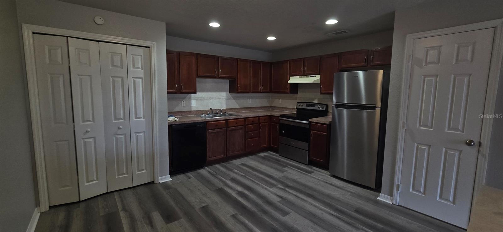 Image 4 of 9 For 2911 52nd Avenue 3