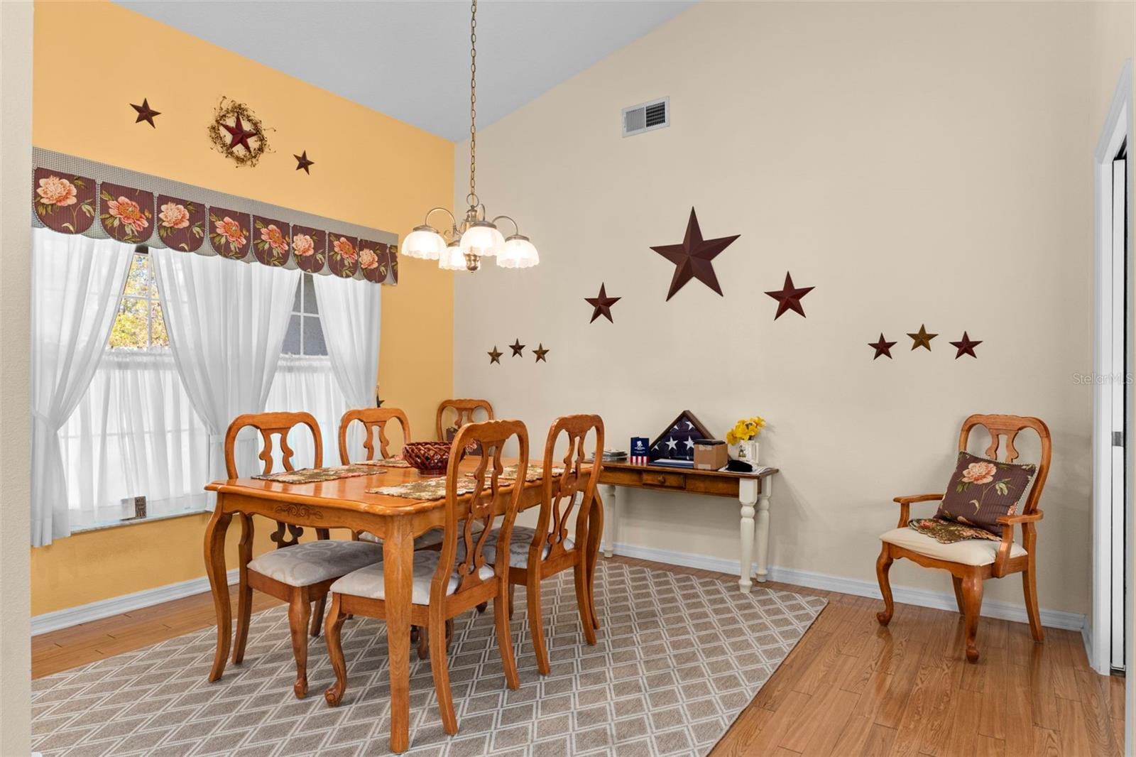 Listing photo id 9 for 13 Cupania Court