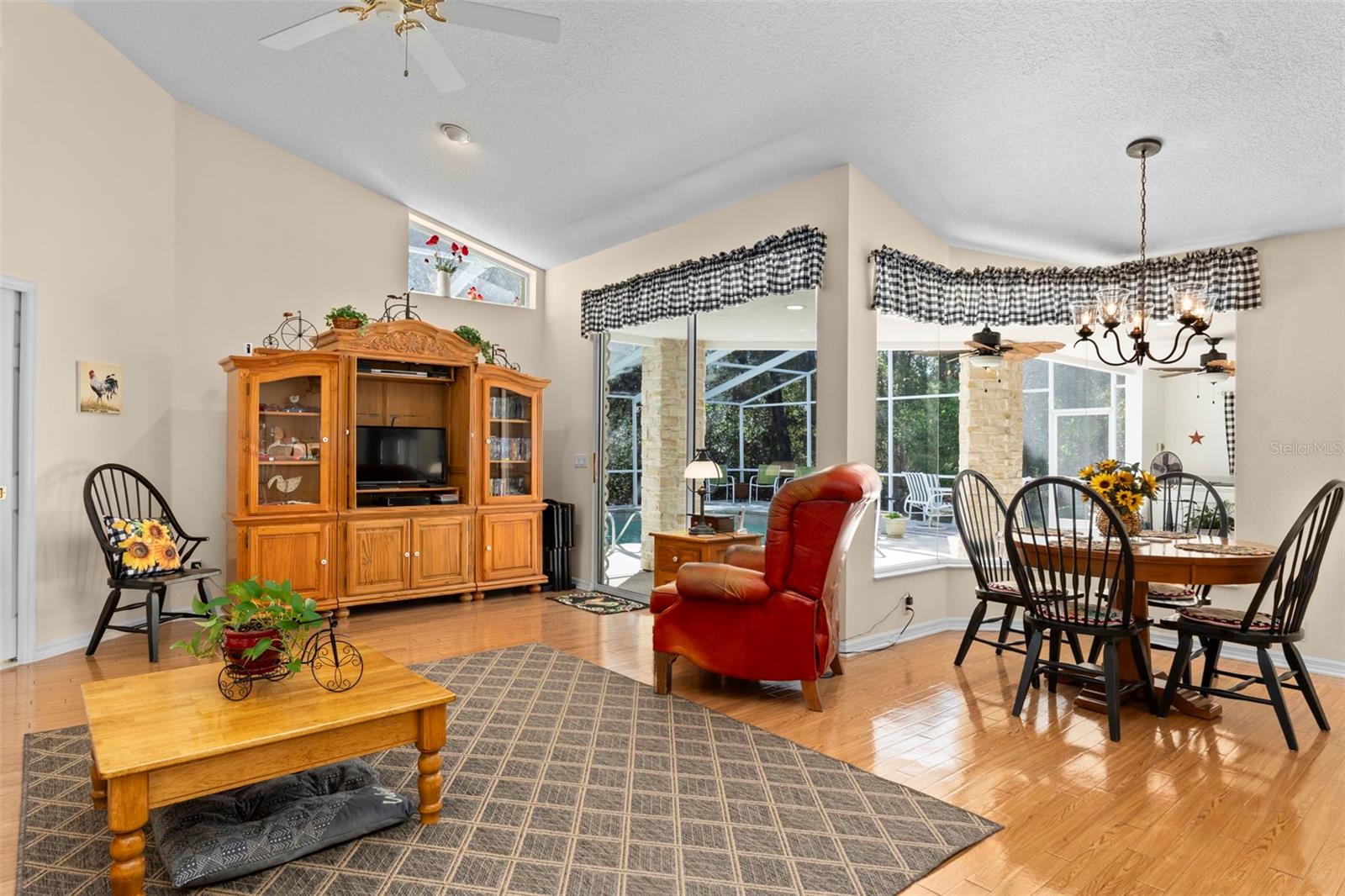 Listing photo id 11 for 13 Cupania Court