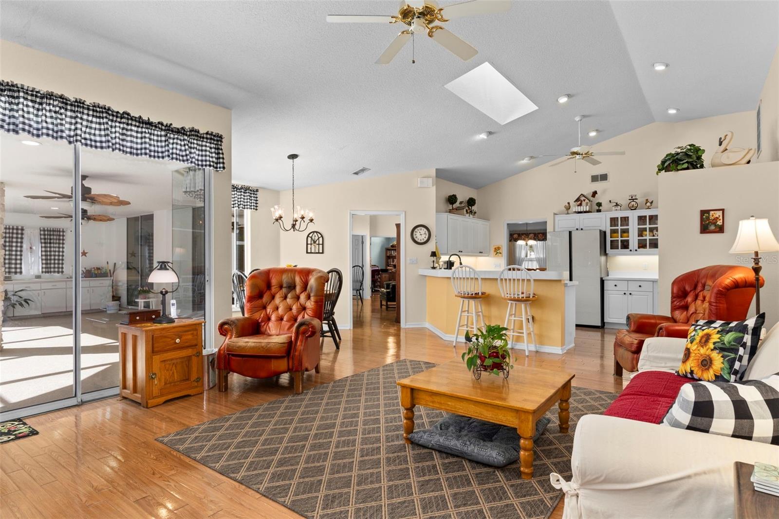 Listing photo id 12 for 13 Cupania Court