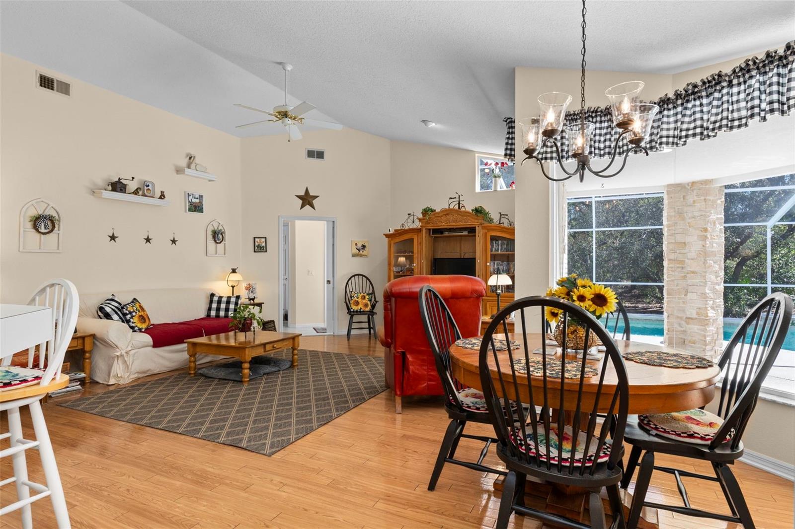 Listing photo id 13 for 13 Cupania Court