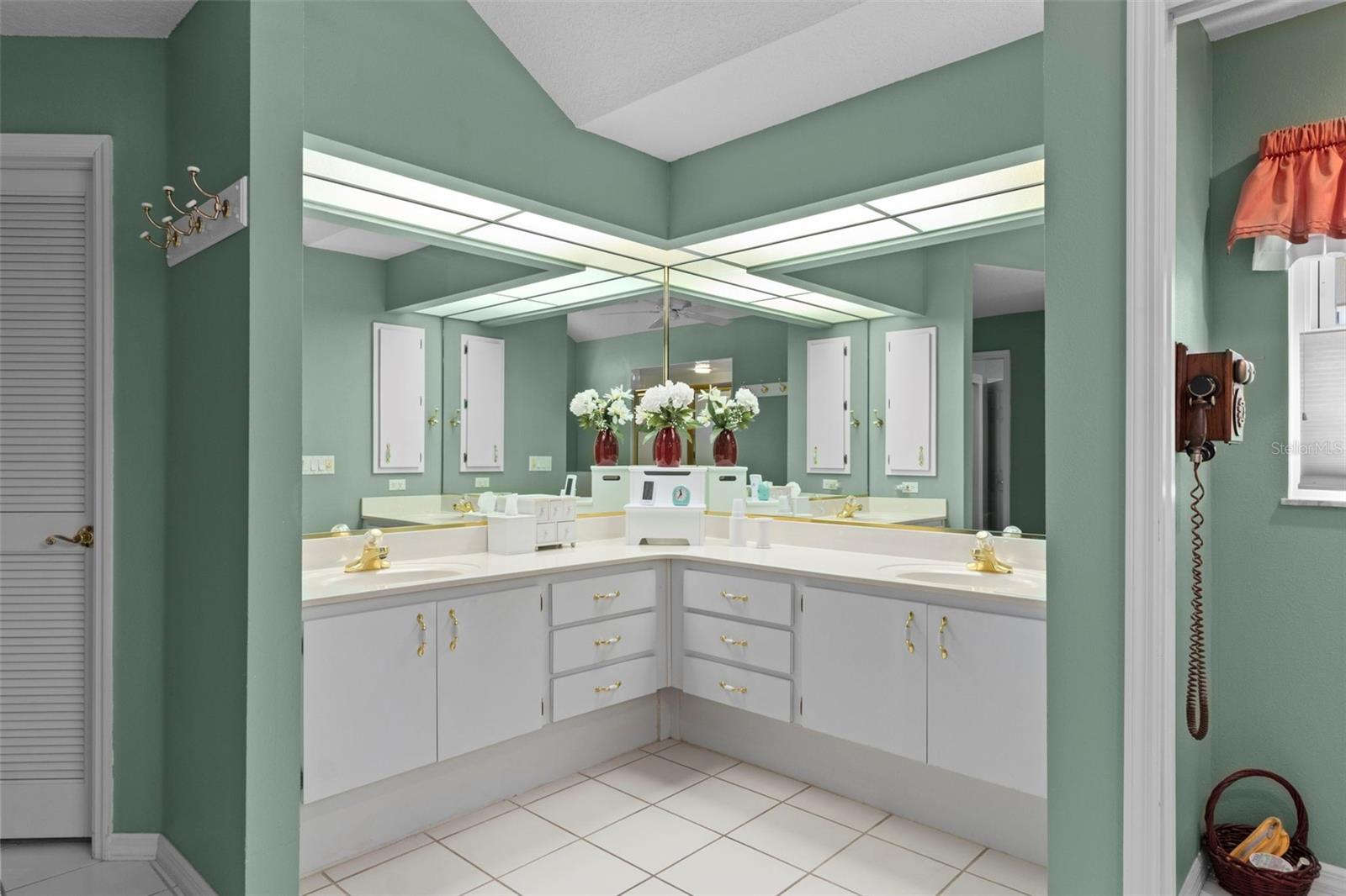 Listing photo id 23 for 13 Cupania Court