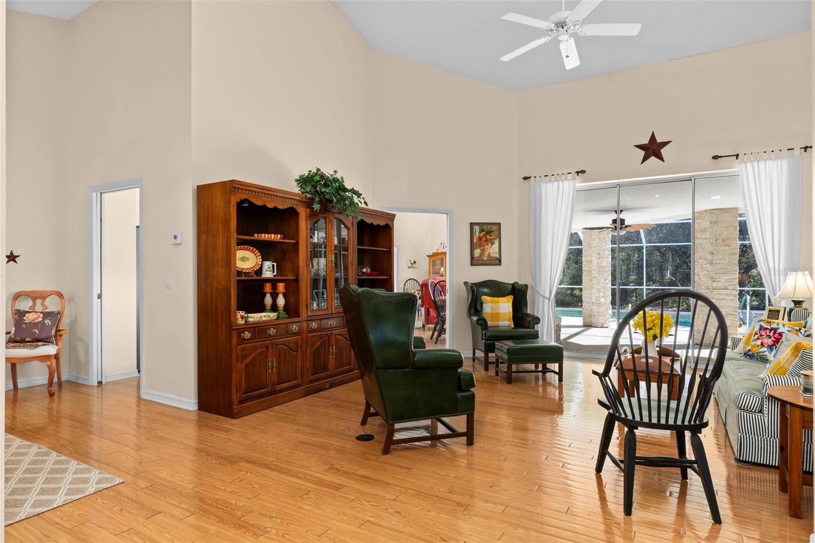 Listing photo id 5 for 13 Cupania Court