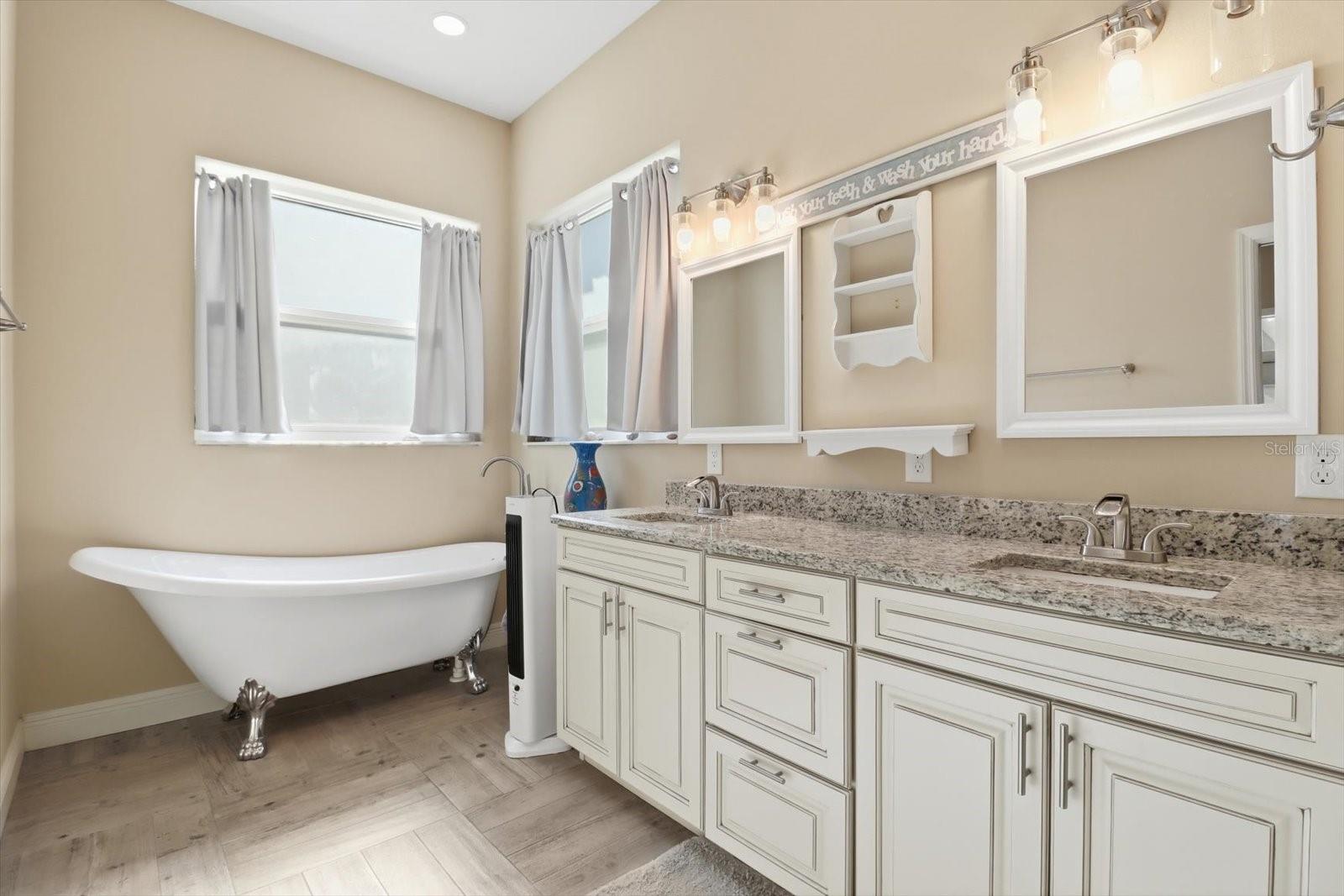 Listing photo id 16 for 16146 Magnolia Warbler Road