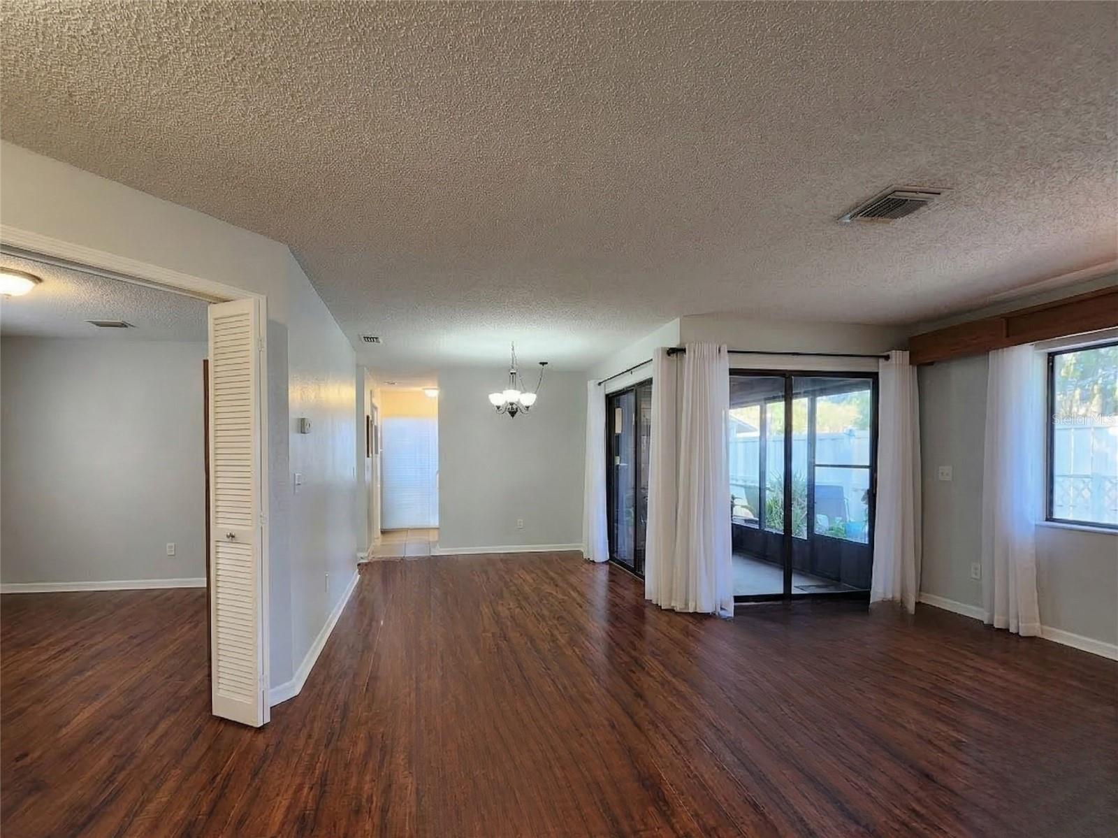 Image 4 of 20 For 20 Lake Forest Court