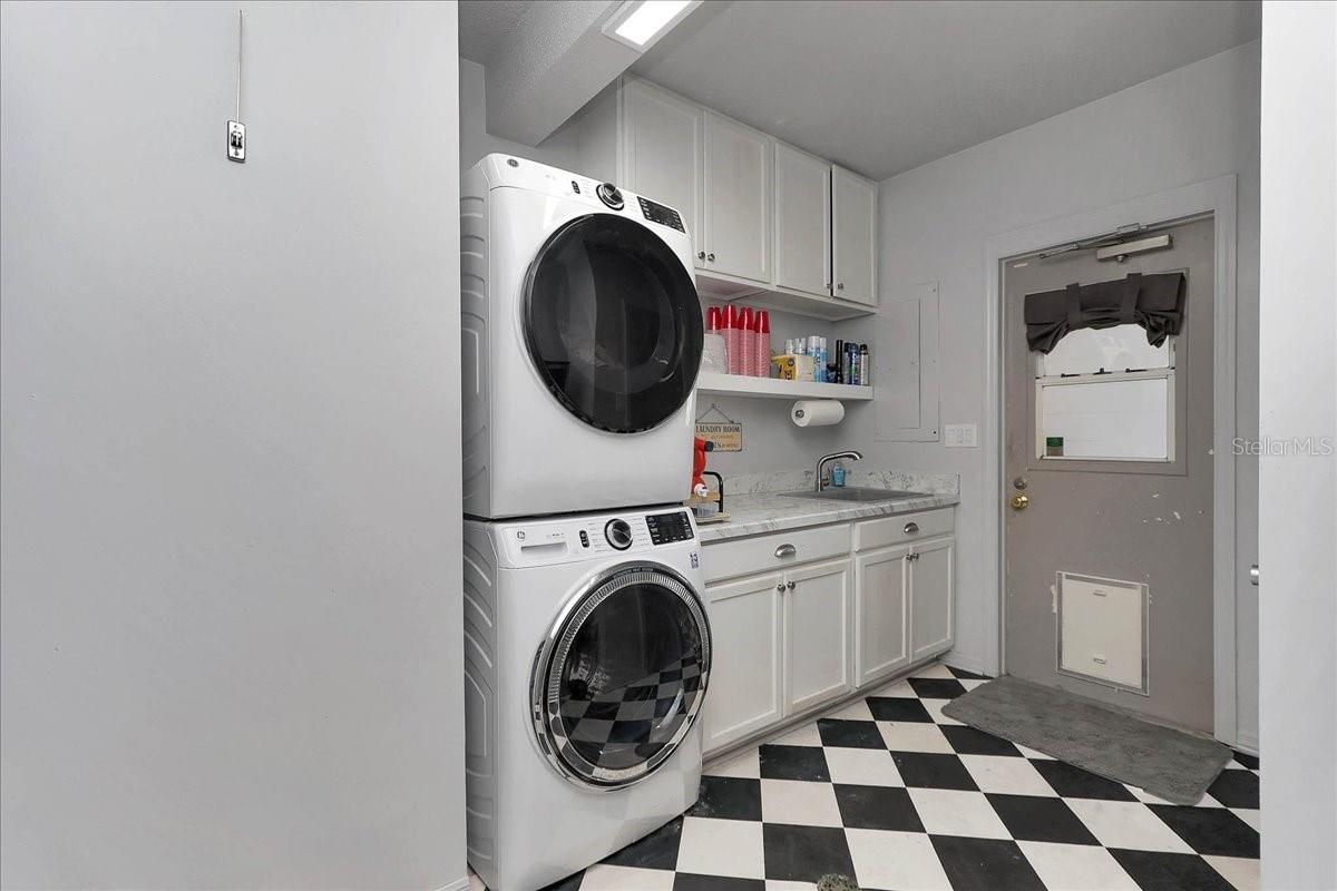 Image 41 of 89 For 405 Lakeshore Drive