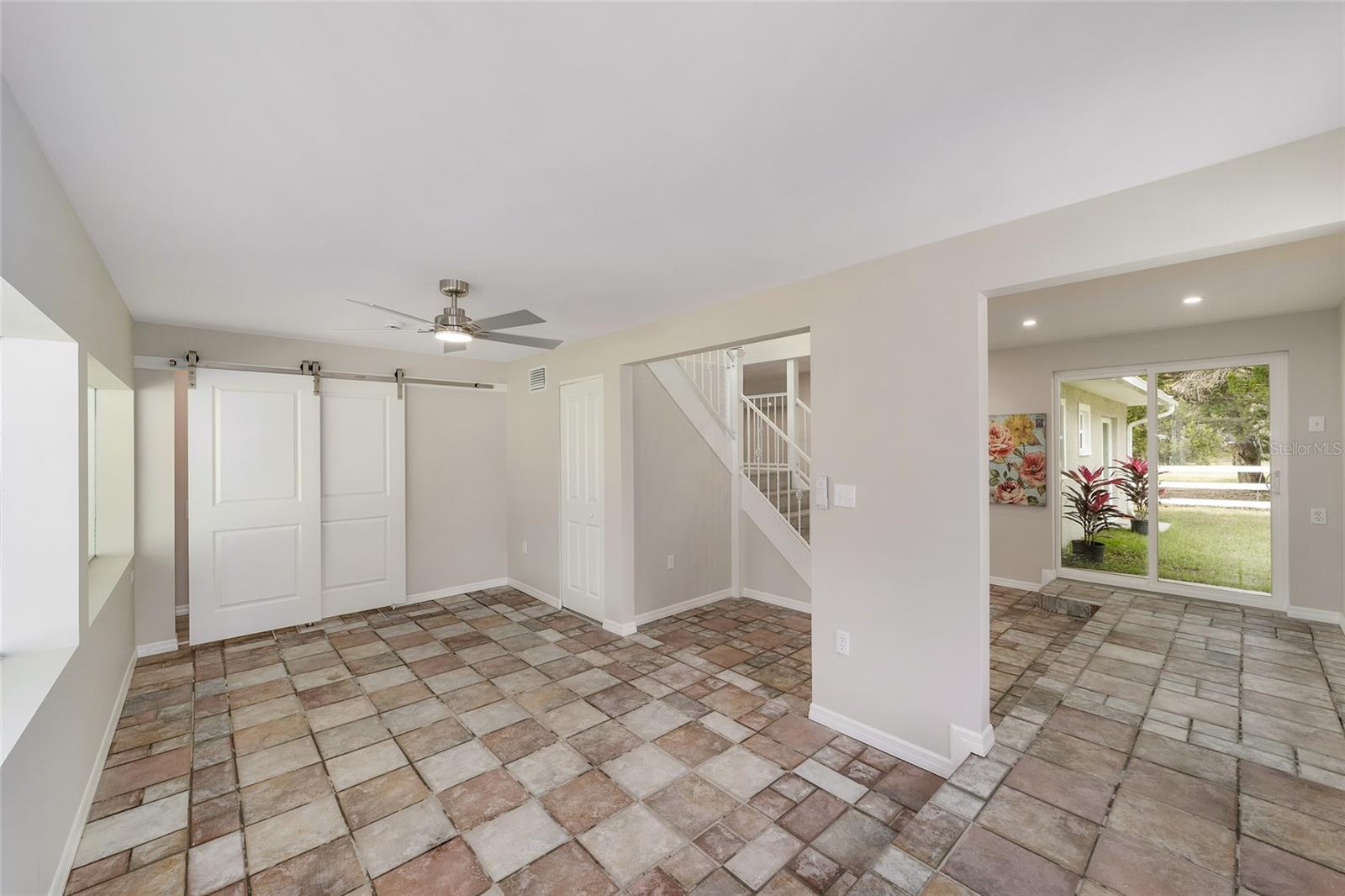 Image 23 of 87 For 34 Garden Mall Court