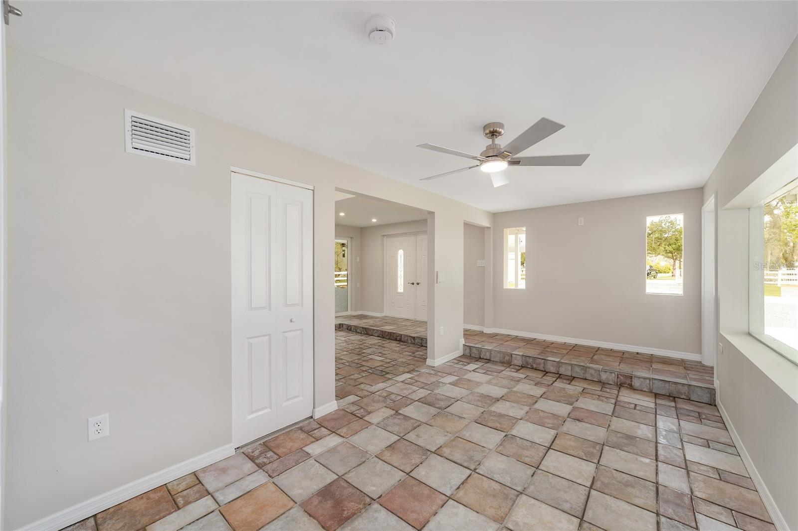 Image 24 of 87 For 34 Garden Mall Court