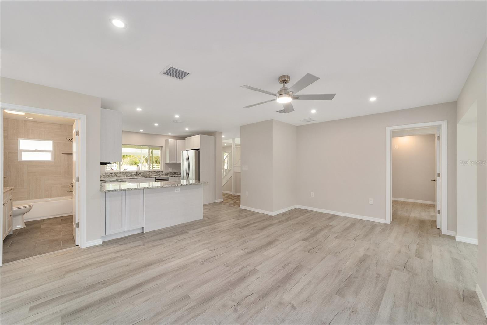 Image 28 of 87 For 34 Garden Mall Court