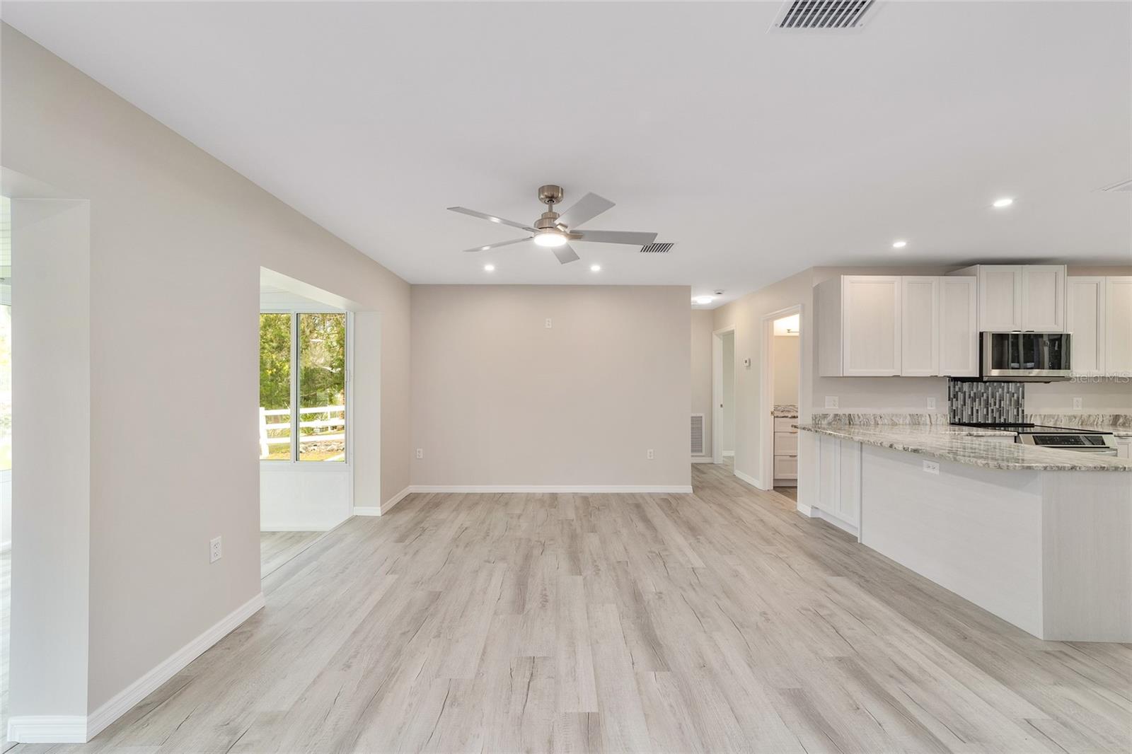 Image 29 of 87 For 34 Garden Mall Court