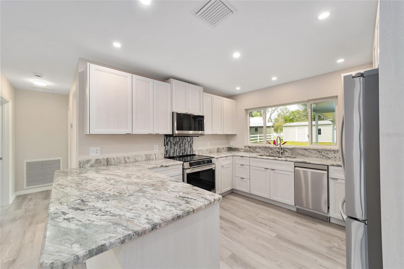 Image 31 of 87 For 34 Garden Mall Court